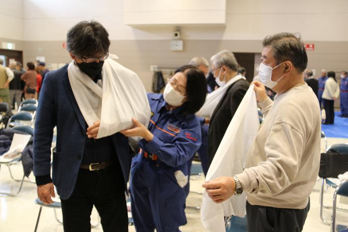 令和6年度厚別区防災リーダー研修の実技研修(三角巾の使用方法)の様子