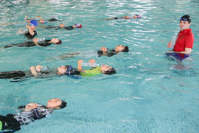 着衣水泳訓練の様子