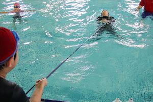 着衣水泳訓練の様子