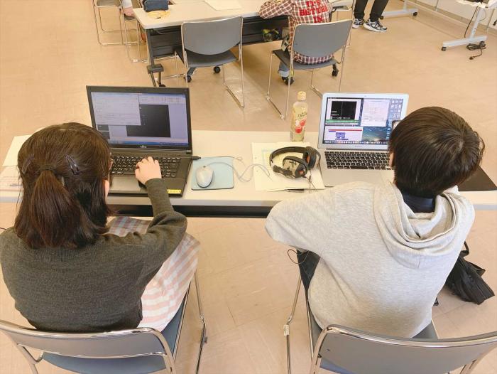 パソコンで資料を作成する子ども議員の写真