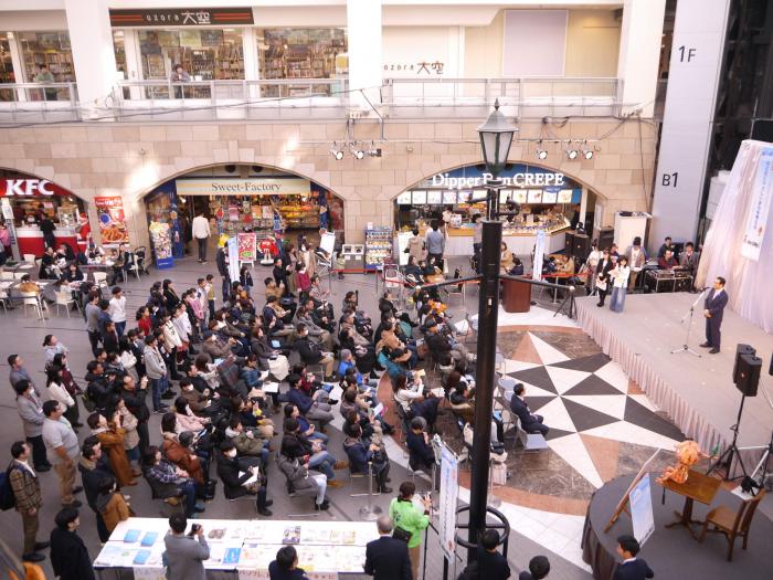 発表会場に座る市民の写真