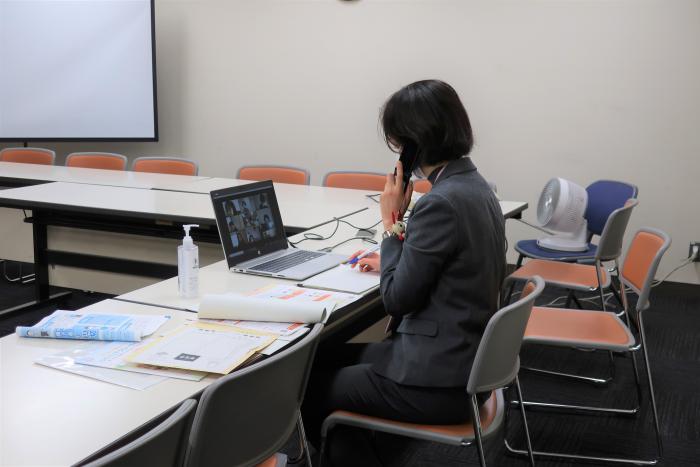 オンライン講義をする関係部局職員の写真
