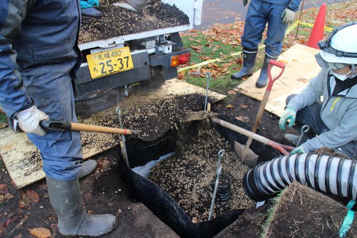 大通公園における雨水浸透型花壇での貯留試験(令和4年12月)